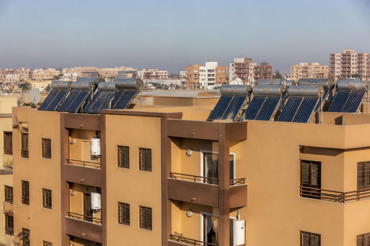 Capteurs solaires et ballons installés sur le toit d'un immeuble résidentiel